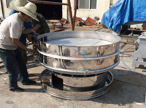 1500全不銹鋼旋振篩裝機(jī)現(xiàn)場